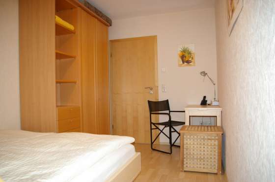 Schreibtisch m. Tel. u. W-Lan