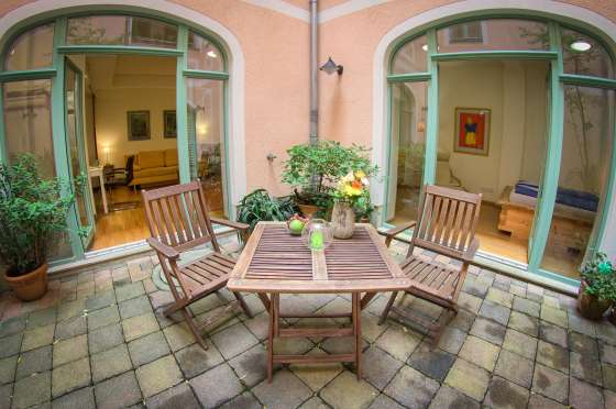 Wohn- & Schlafzimmer, Patio