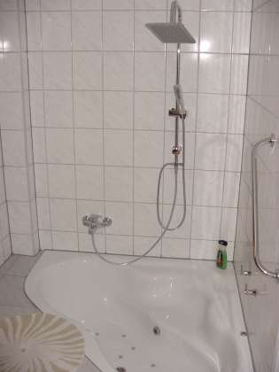 Bad, Apartment 2, Poolwanne